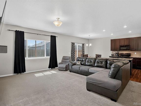 4th image of 907 S Prairie Drive