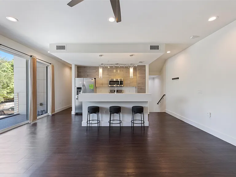 604 N Bluff Dr #225 — Photo 2