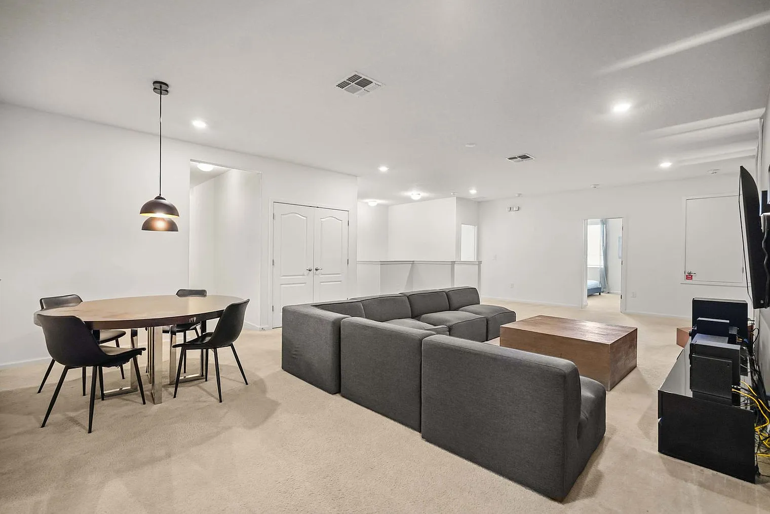 15 bed, 15.0 bath, 6253 sqft, $9,331 — Photo 4