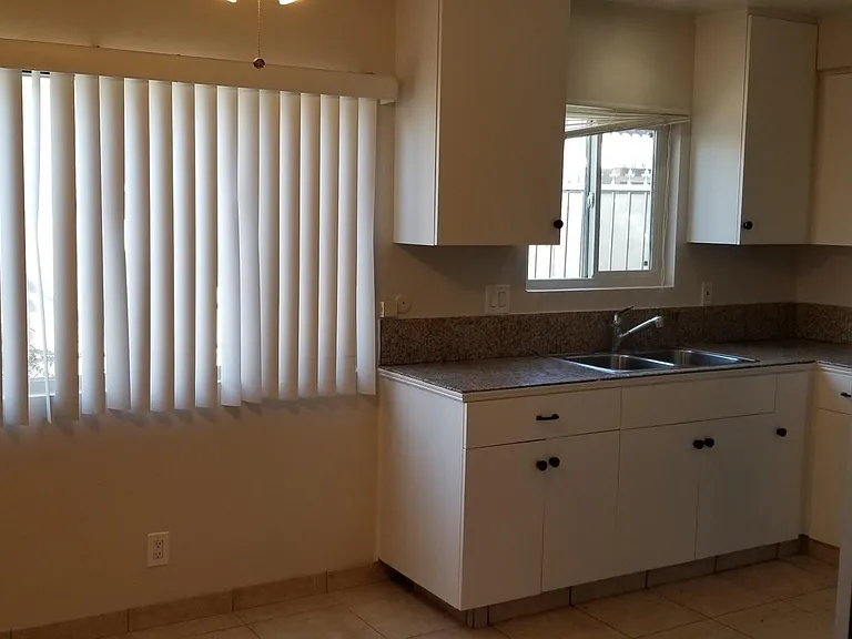11471 Oxnard St — Photo 4