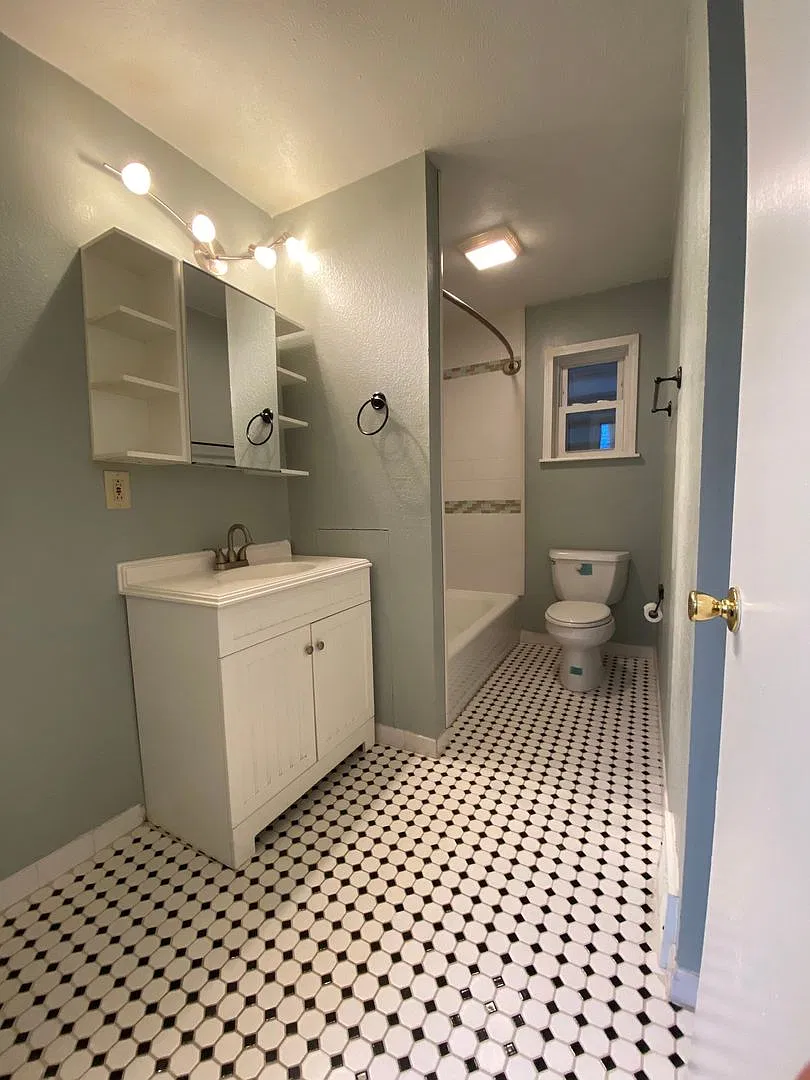 3 BR / 2 Full Bath House Now Showing! — Photo 2