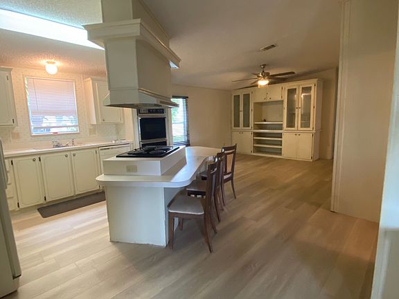 4th image of 202 Camelot Dr
