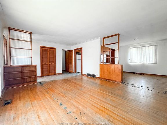 3rd image of 1120 Cabana Rd W