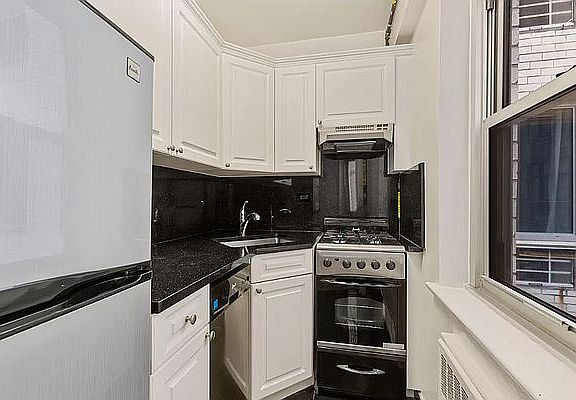 4th image of 300 E 46th St APT 8k