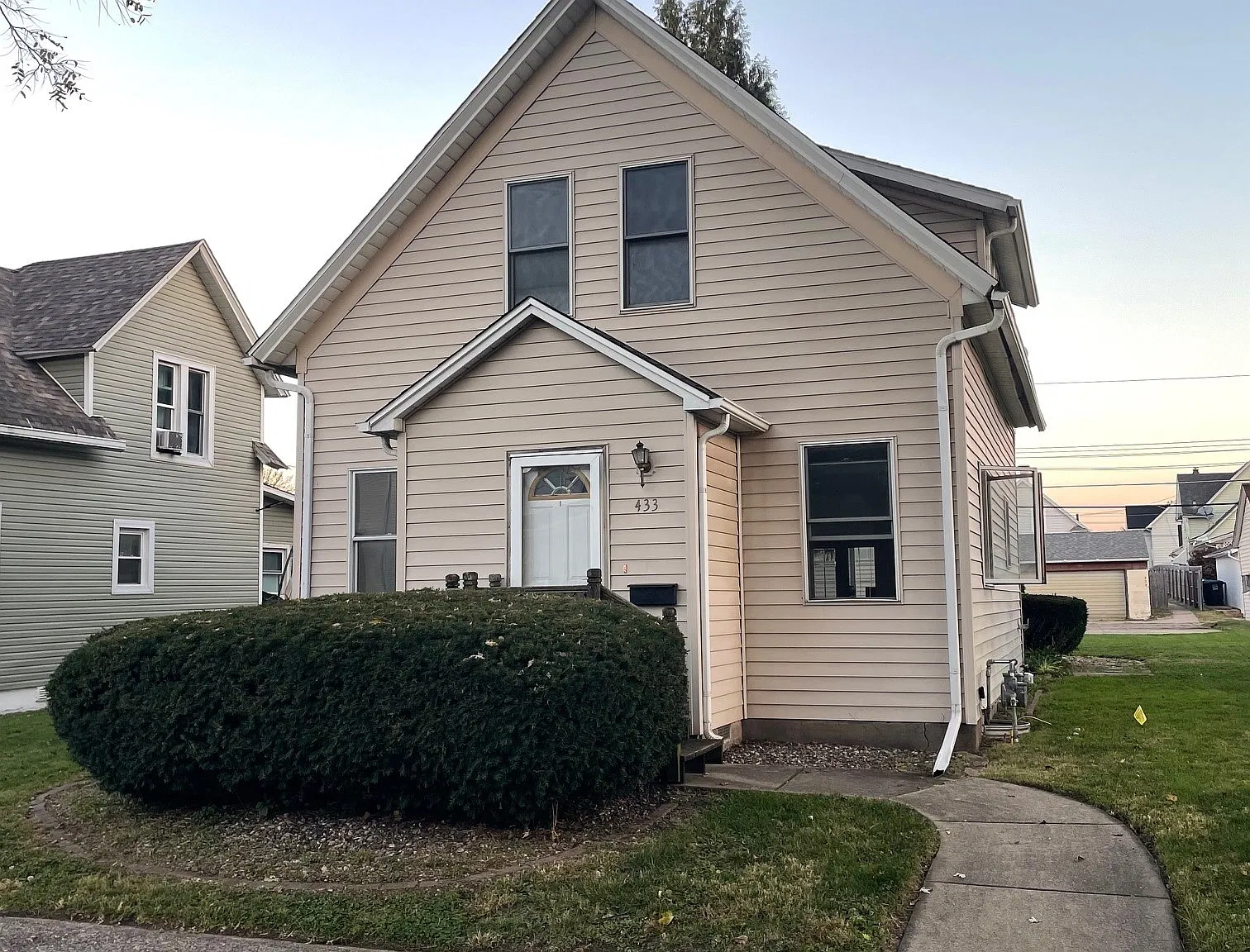 3 bed, 1.5 bath, 1450 sqft, $1,350 — Photo 1