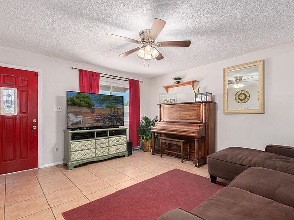 3rd image of 832 E Dolphin Ave