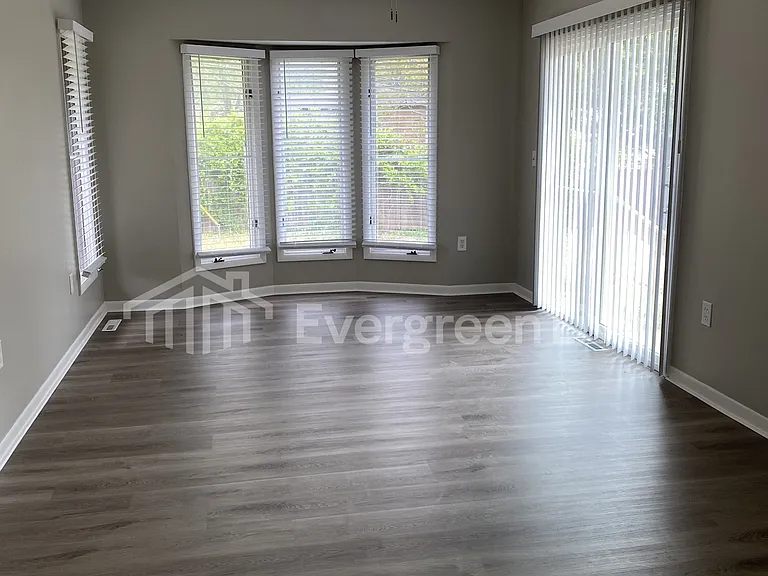 8008 E 93rd Ter — Photo 2