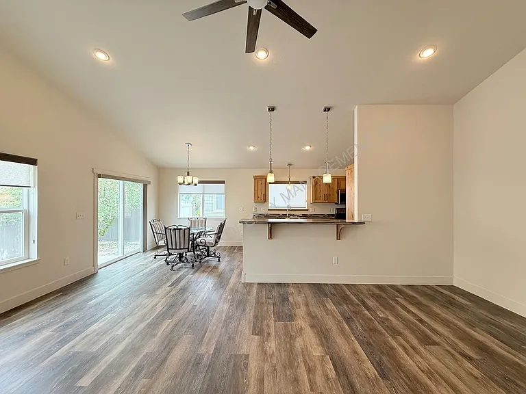 1616 Mosshart St — Photo 10