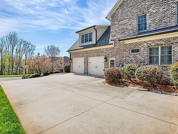 3rd image of 826 Windalier Ln