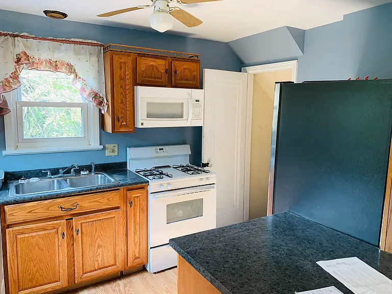 1015 Willow Dr — Photo 6