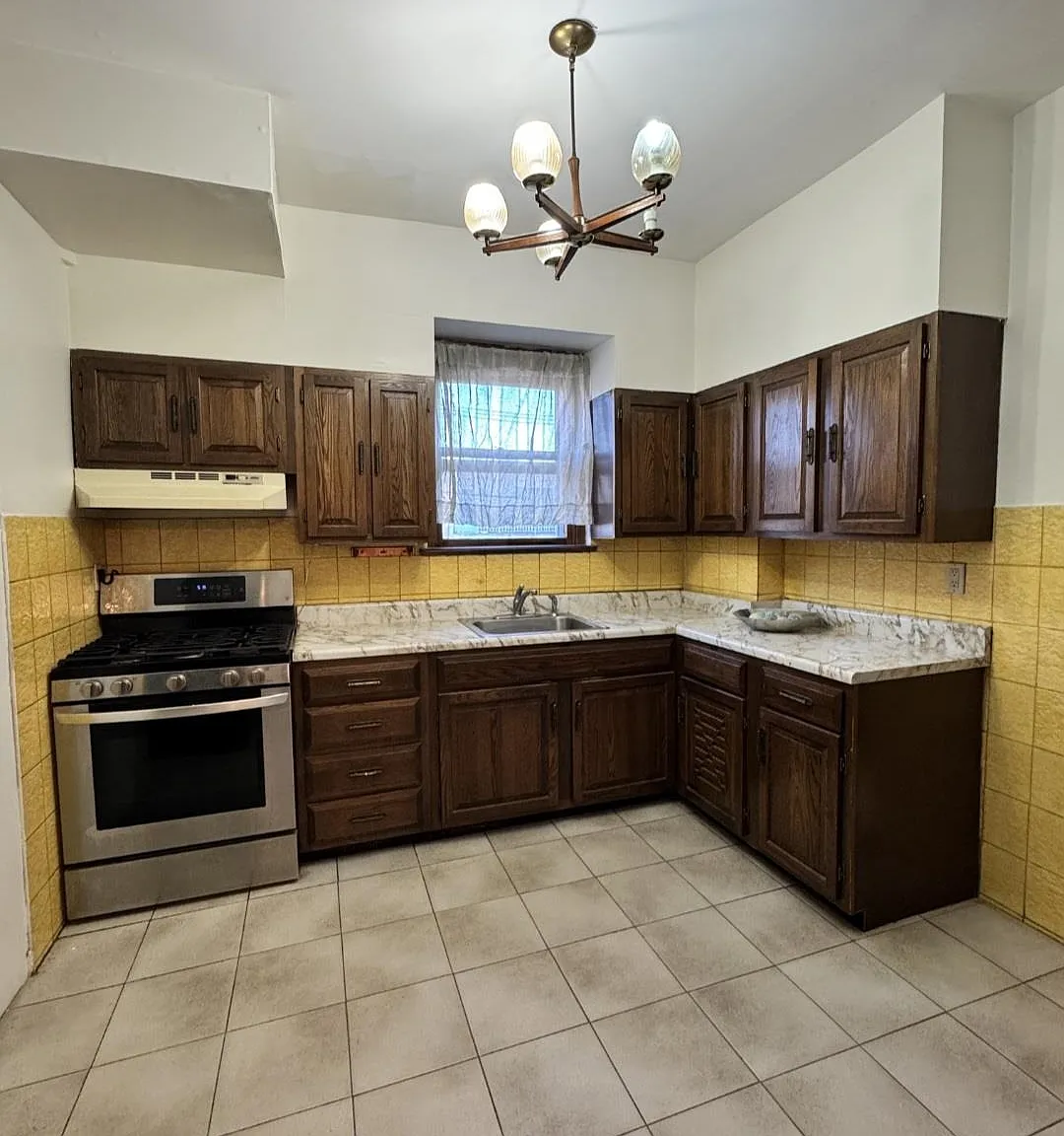 2 bed, 1.0 bath, $2,100 — Photo 2