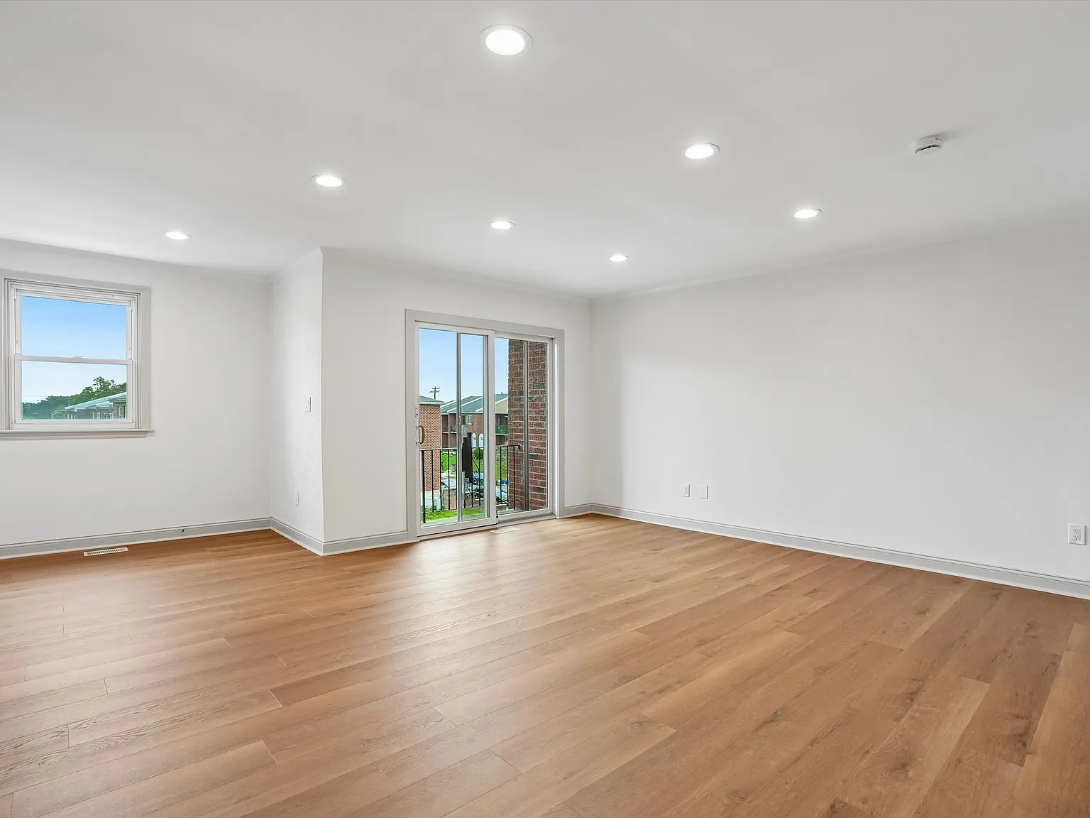 2 bed, 1000 sqft, $1,750 — Photo 3