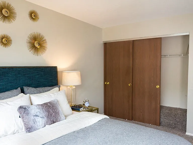 Arlington Club Apartments — Photo 14