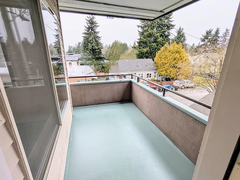 209 Corner unit with large covered balcony facing west and north