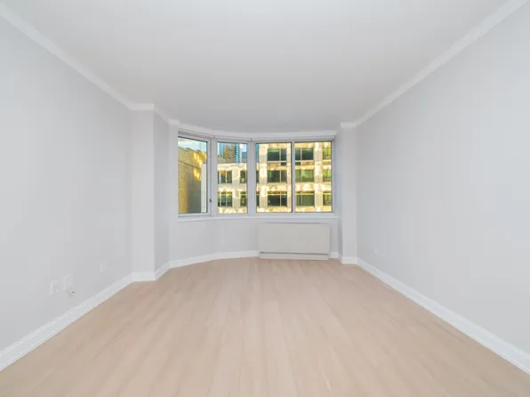 140 Riverside Boulevard image 3 of 31