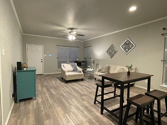 Living room/dining area