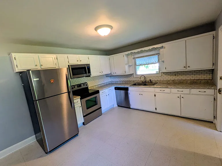 605 Oakhurst St — Photo 4