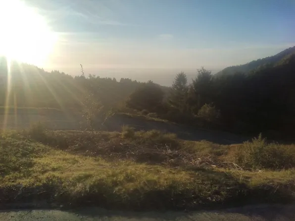 28 Oak Dr, Whitethorn, CA 95589