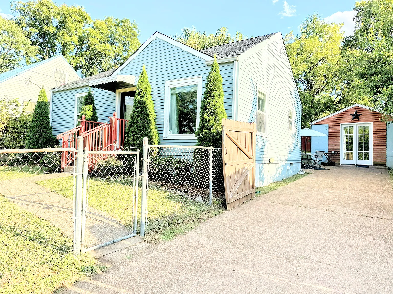192 Queen Ave — Photo 1