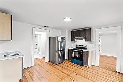 3 bed, 900 sqft, $1,900 — Photo 3