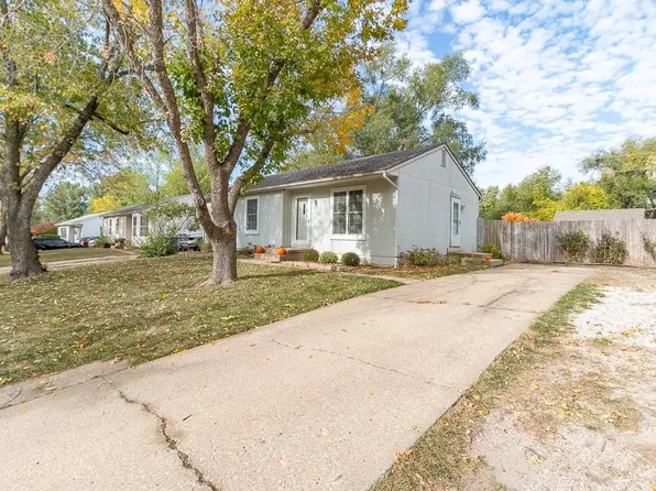 2721 Rawhide Ln, Lawrence, KS 66046