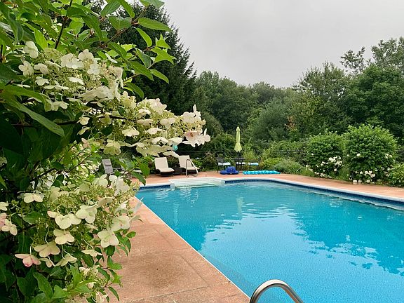 It's almost tropical feeling with all the flowers! And yes, all the pool furniture is remaining.