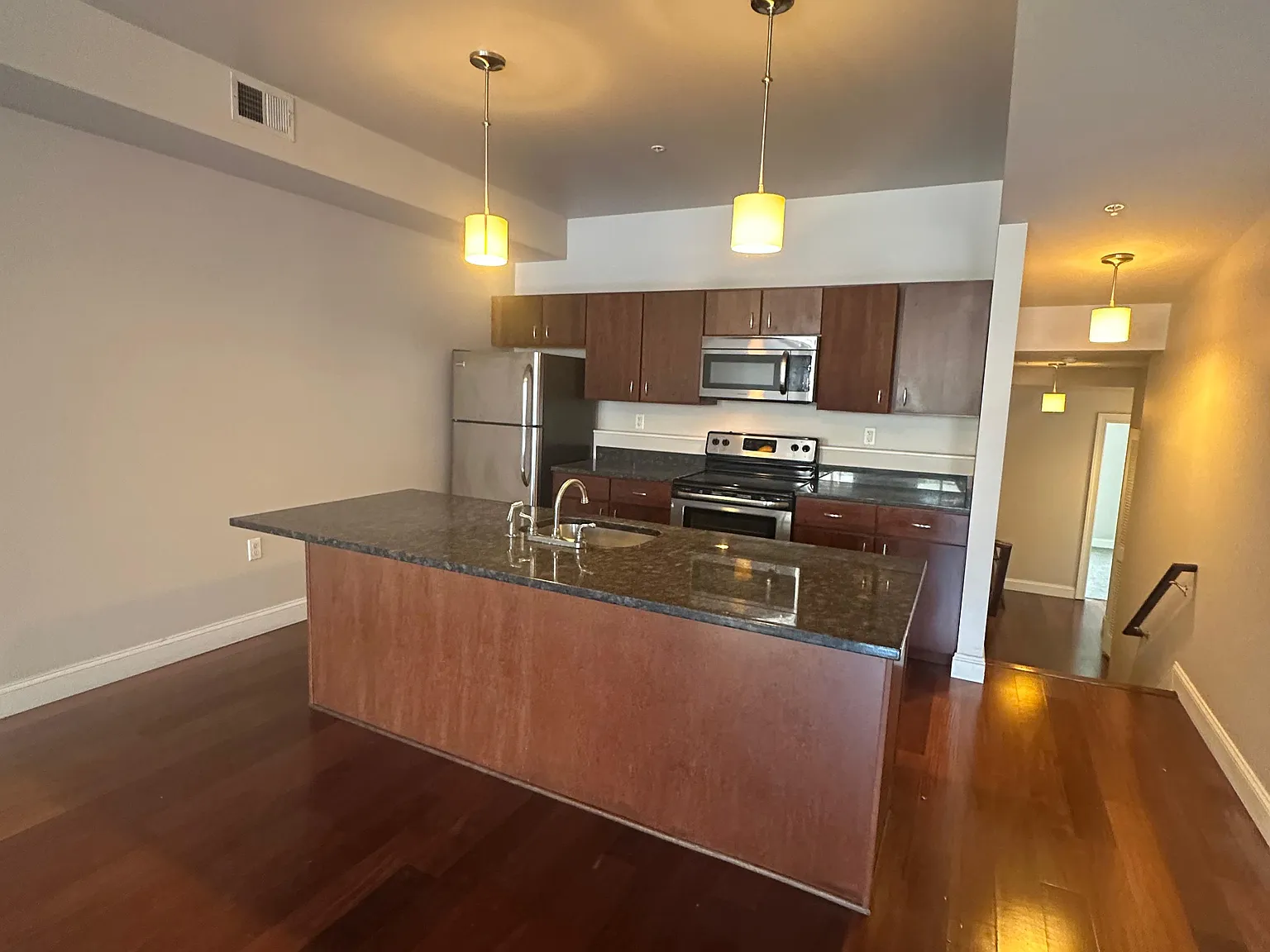 4 bed, 8844 sqft, $3,600 — Photo 4