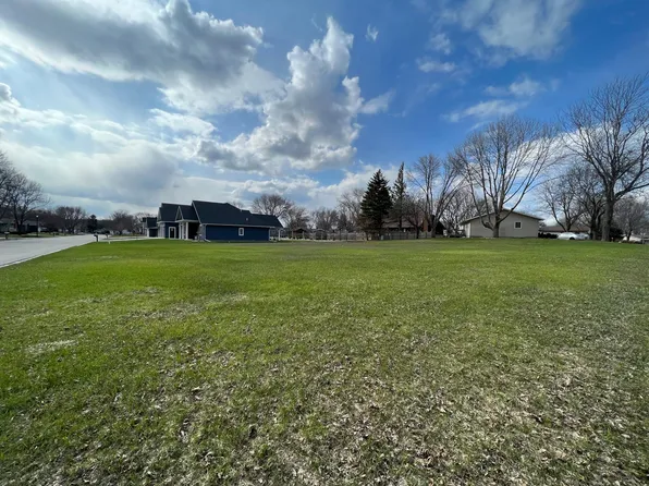 1217 Parkside Dr, Marshall, MN 56258