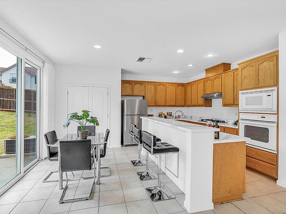 5th image of 2527 Cambridge Dr