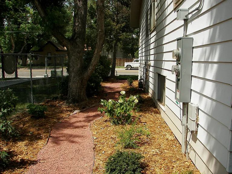 907 E Laurel St — Photo 24