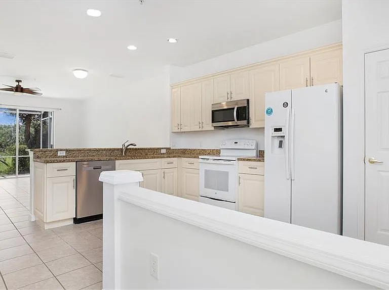 880 Hampton Cir — Photo 3