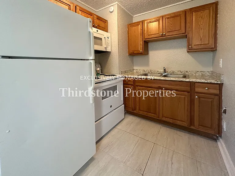 1853 W 6th St — Photo 4