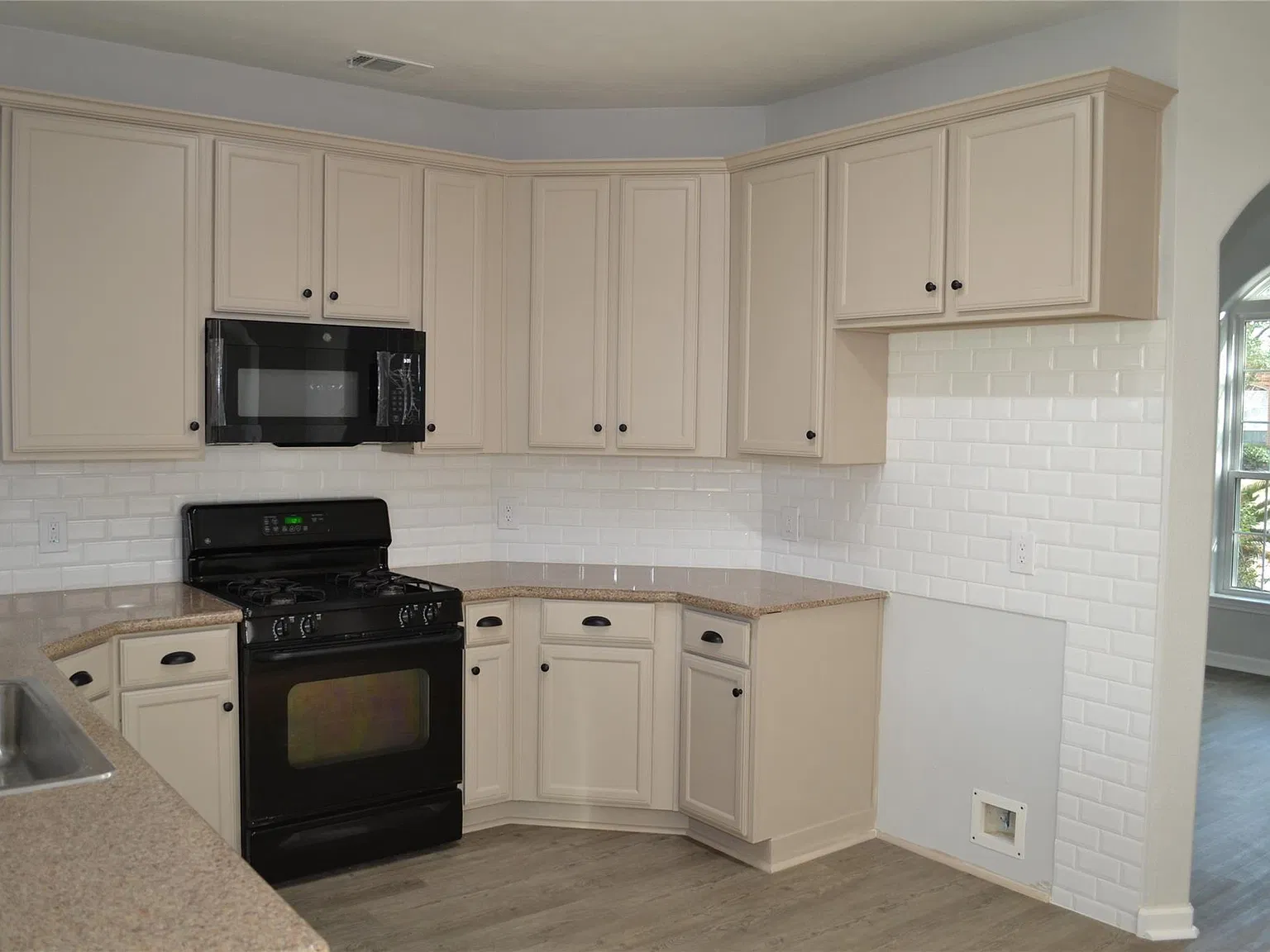 5 bed, 2.5 bath, 2136 sqft, $3,000 — Photo 4