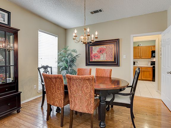 5th image of 829 Park Forest Dr