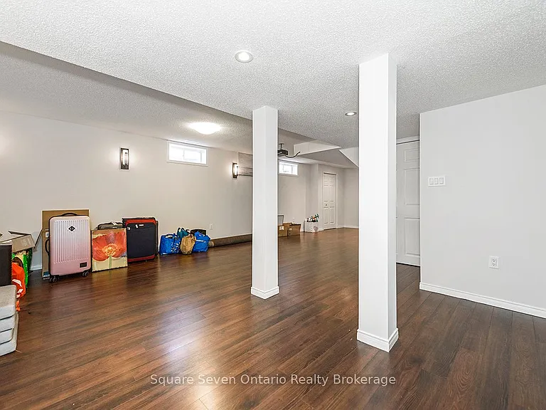 635 Commonwealth Cres — Photo 34