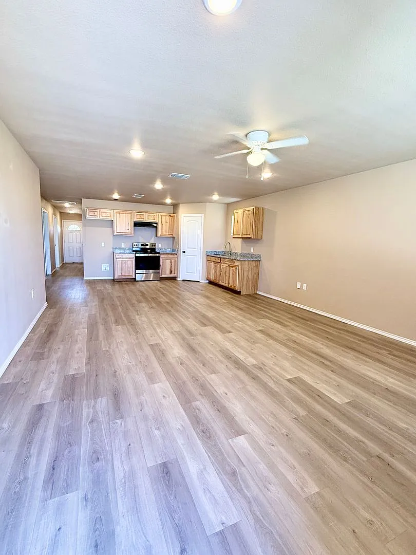 Move In Special 1/2 Off First Months Rent! - Cute 3 Bedroom Home! — Photo 3
