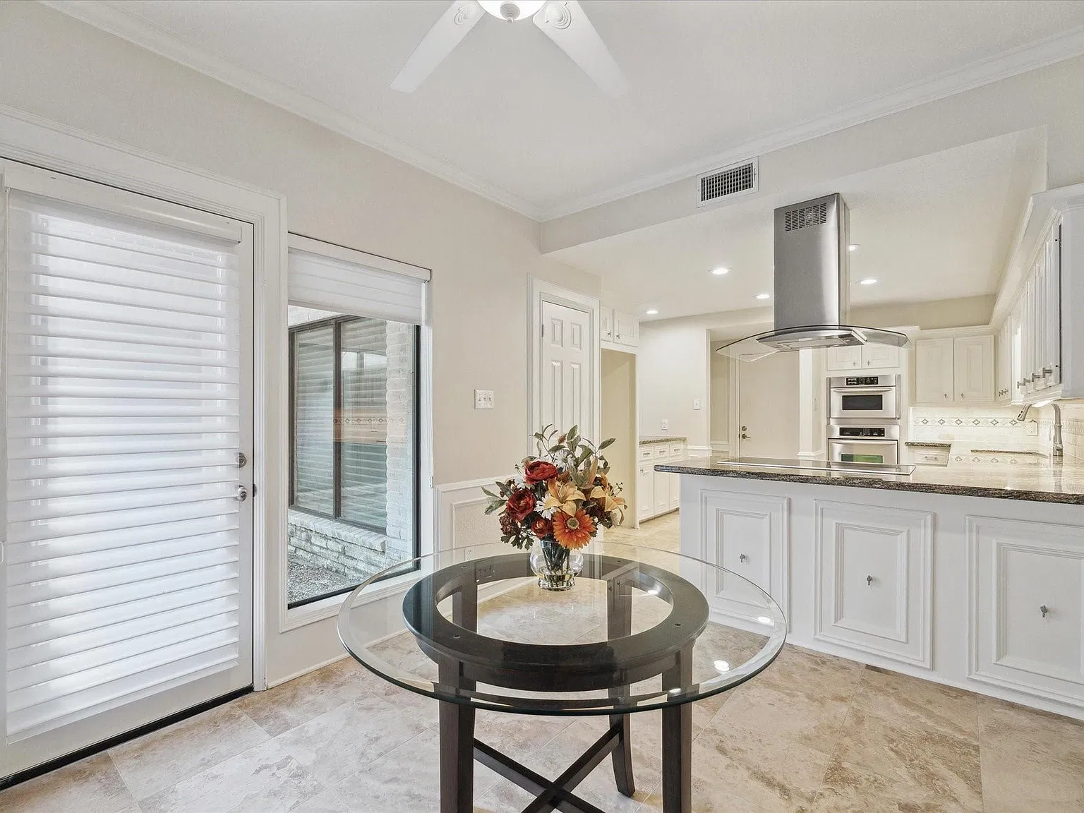 3 bed, 2.5 bath, 2608 sqft, $2,975 — Photo 4