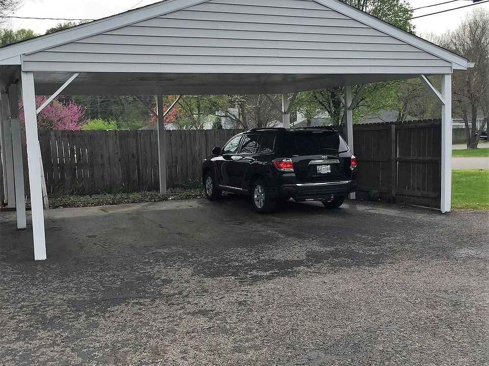 2nd image of 910 Patio Dr