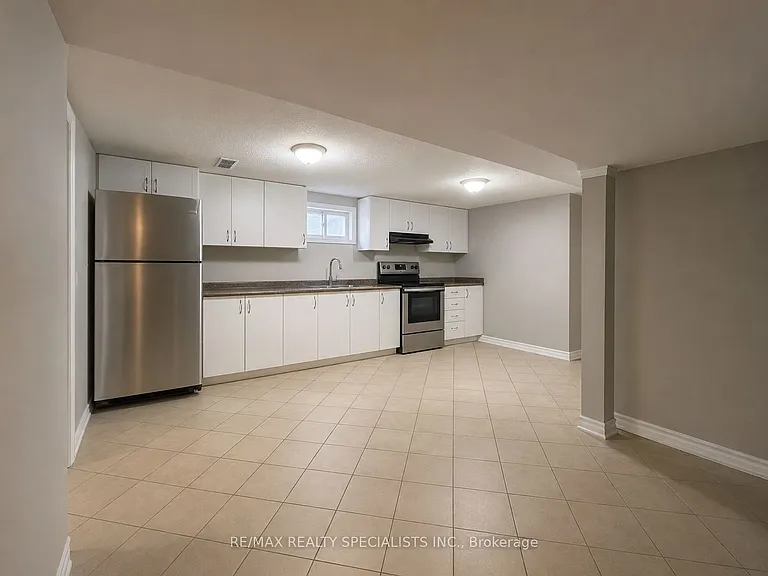 1763 Sandgate Cres #LOWER — Photo 4