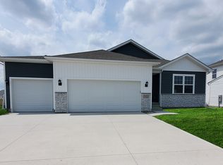 2817 Prairielight Dr, Hiawatha, IA 52233