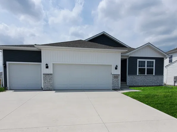 2817 Prairielight Dr, Hiawatha, IA 52233