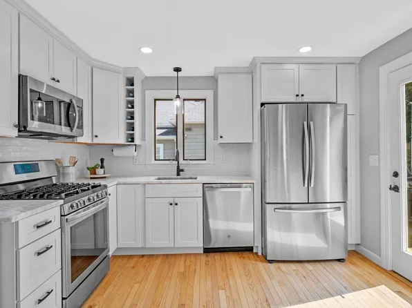 115 Gardner Rd, Nahant, MA 01908