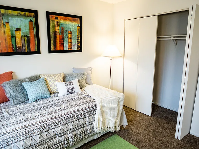 College Towers Apartments — Photo 36