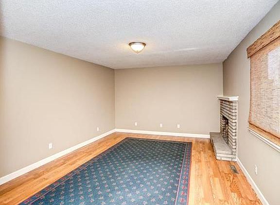 3rd image of 1519 N 75th Dr