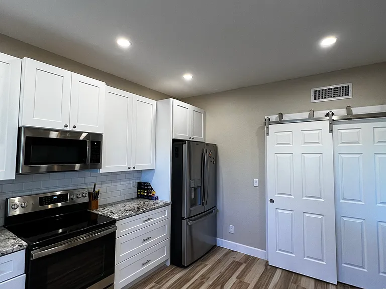 1432 E Saint Catherine Ave — Photo 5