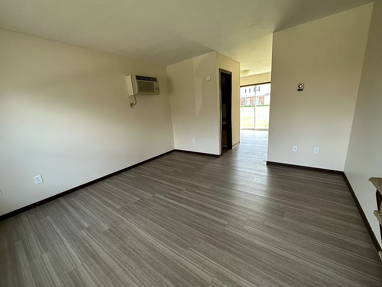 Pleasant Valley Apartments — Photo 15