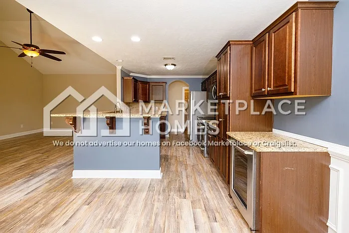 2467 Newbury Ave — Photo 10