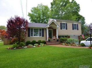 8 Duffy Ln, Greenlawn, NY 11740
