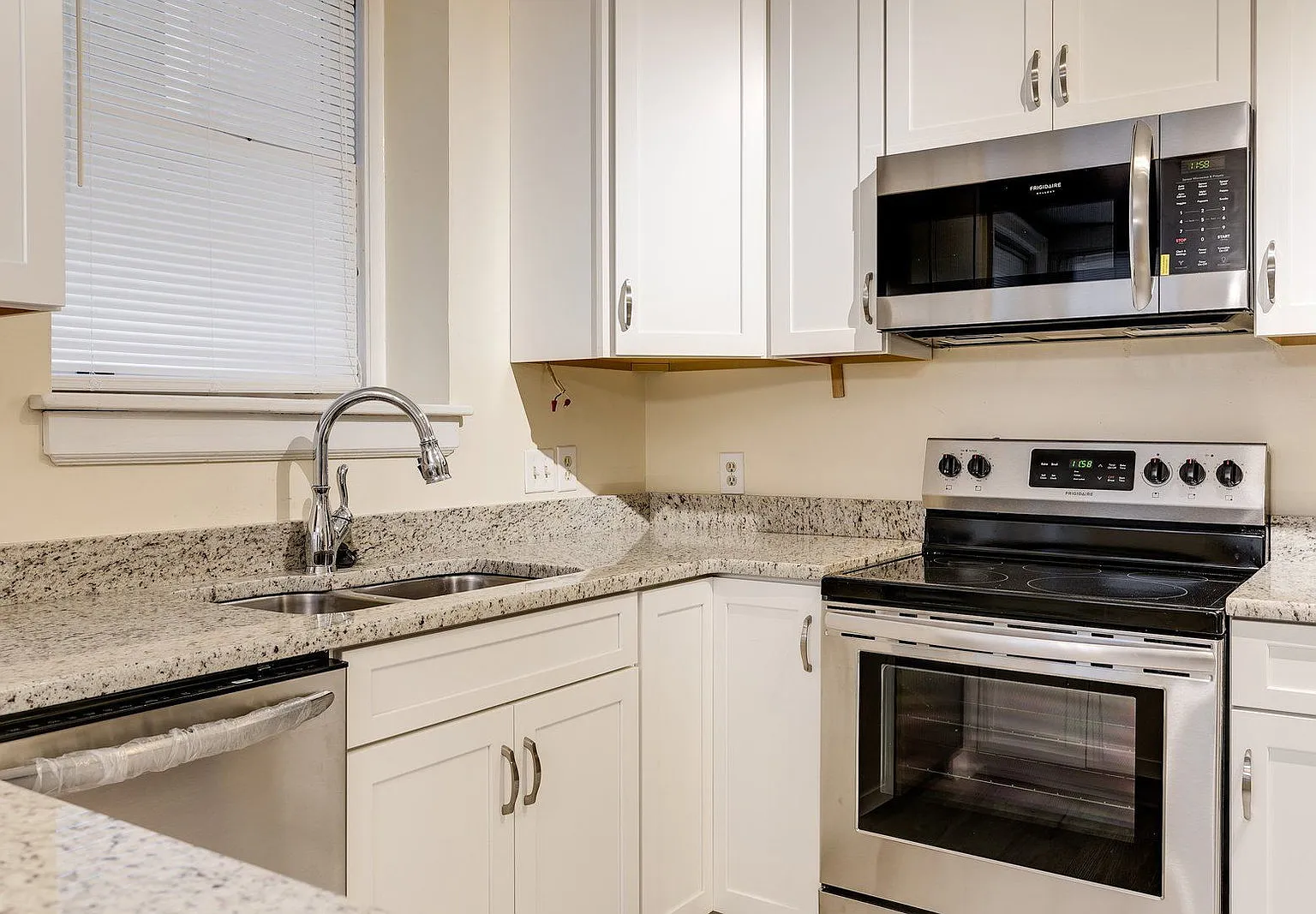 3 bed, 2.0 bath, 1850 sqft, $2,999 — Photo 4