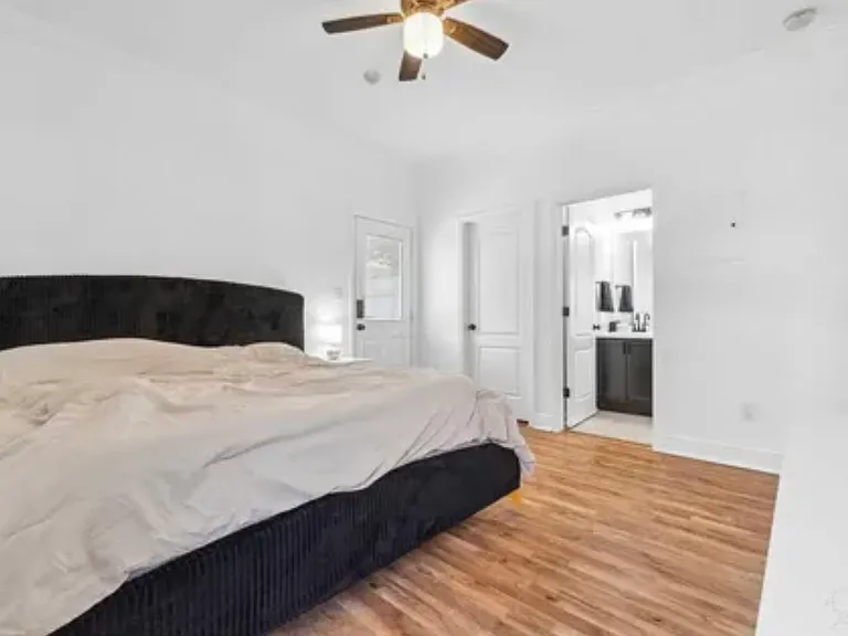 904 N Davis Hwy — Photo 10